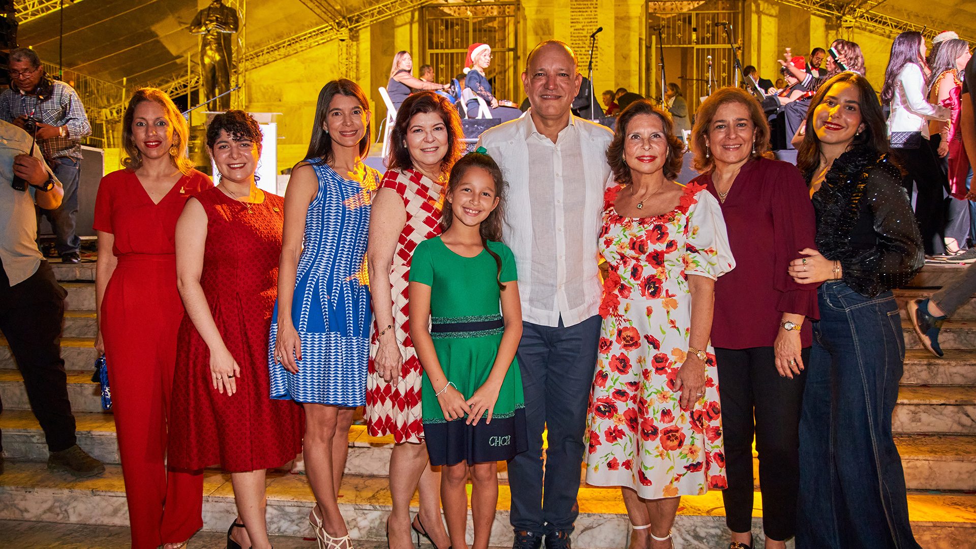 Cementos-Cibao-enciende-Árbol-de-Navidad-en-el-Monumento-a-los-Héroes-de-la-Restauración